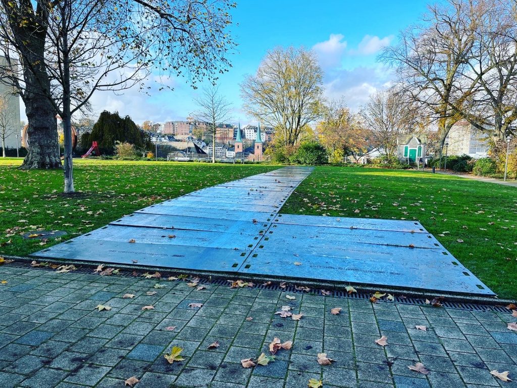 Leichtbaustraßen aus Kunststoff - Bodenschutz / Zuwegung / Mobile Baustraße / Unterbau für ein Festzelt