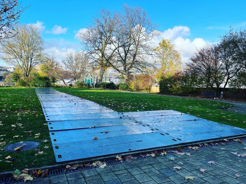 Leichtbaustraßen aus Kunststoff - Bodenschutz / Zuwegung / Mobile Baustraße / Unterbau für ein Festzelt