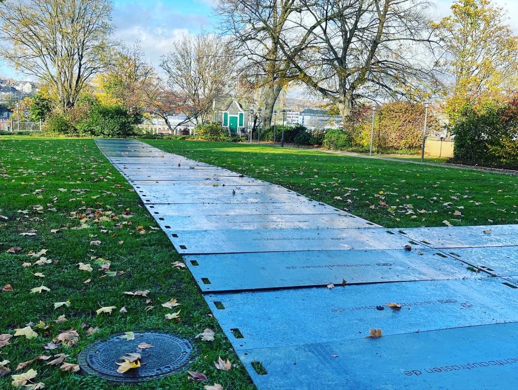 Leichtbaustraßen aus Kunststoff - Bodenschutz / Zuwegung / Mobile Baustraße / Unterbau für ein Festzelt