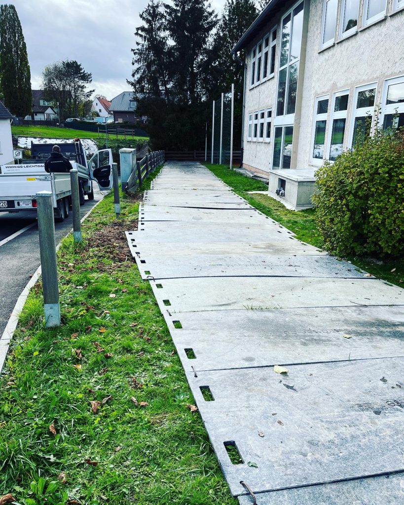 Leichtbaustraßen aus Kunststoff - Bodenschutz / Zuwegung / Mobile Baustraße / Tiefbau / Straßenbau