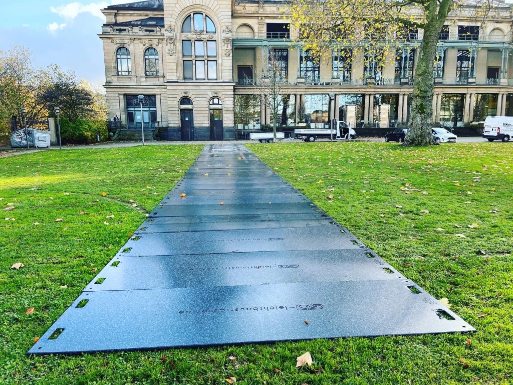 Leichtbaustraßen aus Kunststoff - Bodenschutz / Zuwegung / Mobile Baustraße / Unterbau für ein Festzelt