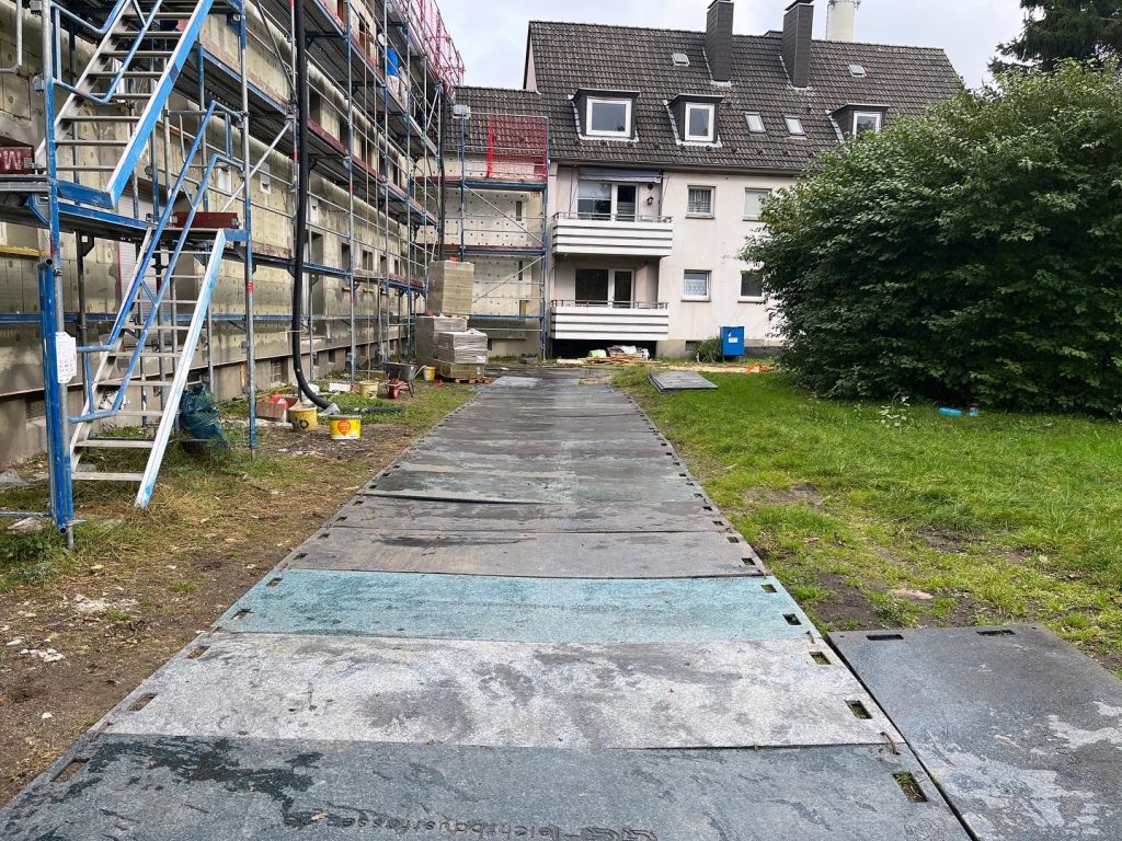 mobile Baustraße aus Kunststoffplatten für Dachdecker