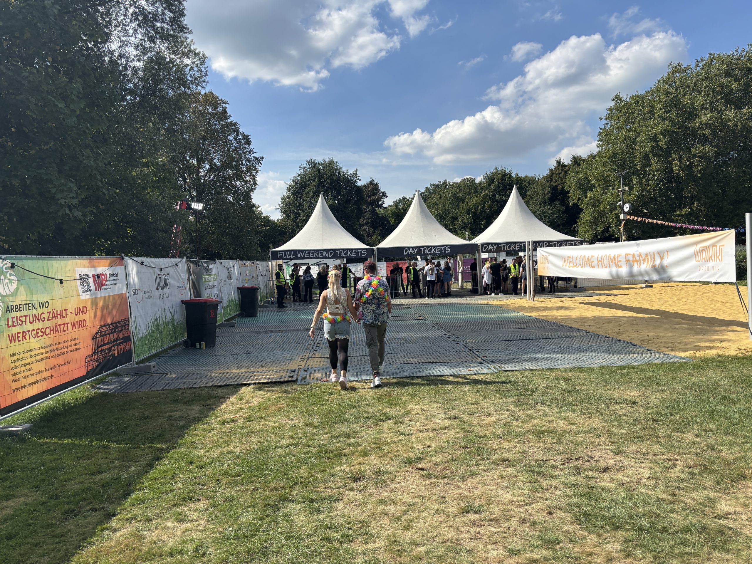 1. Kunststoffplatten Festival Rasenschutz