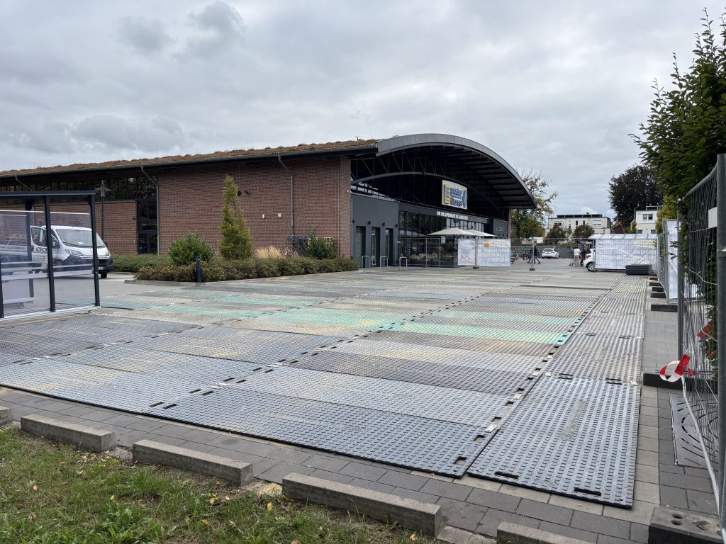 Pflasterschutz für Edeka durch Kunststoffplatten