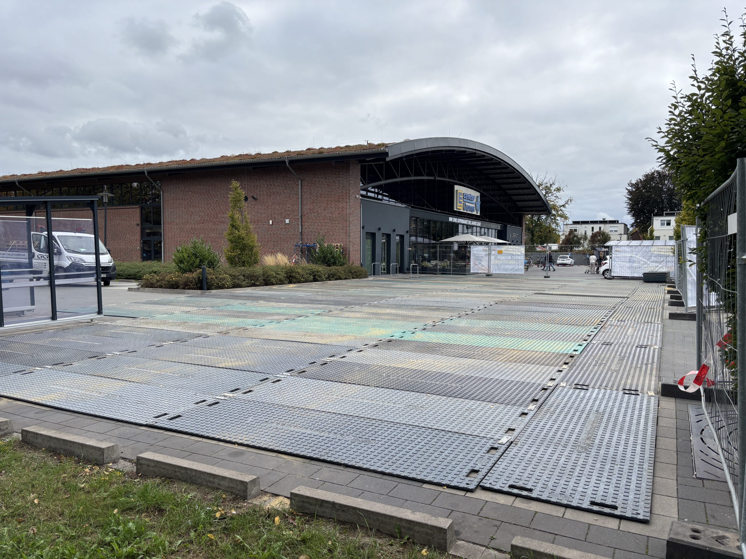 Pflasterschutz für Edeka durch Kunststoffplatten