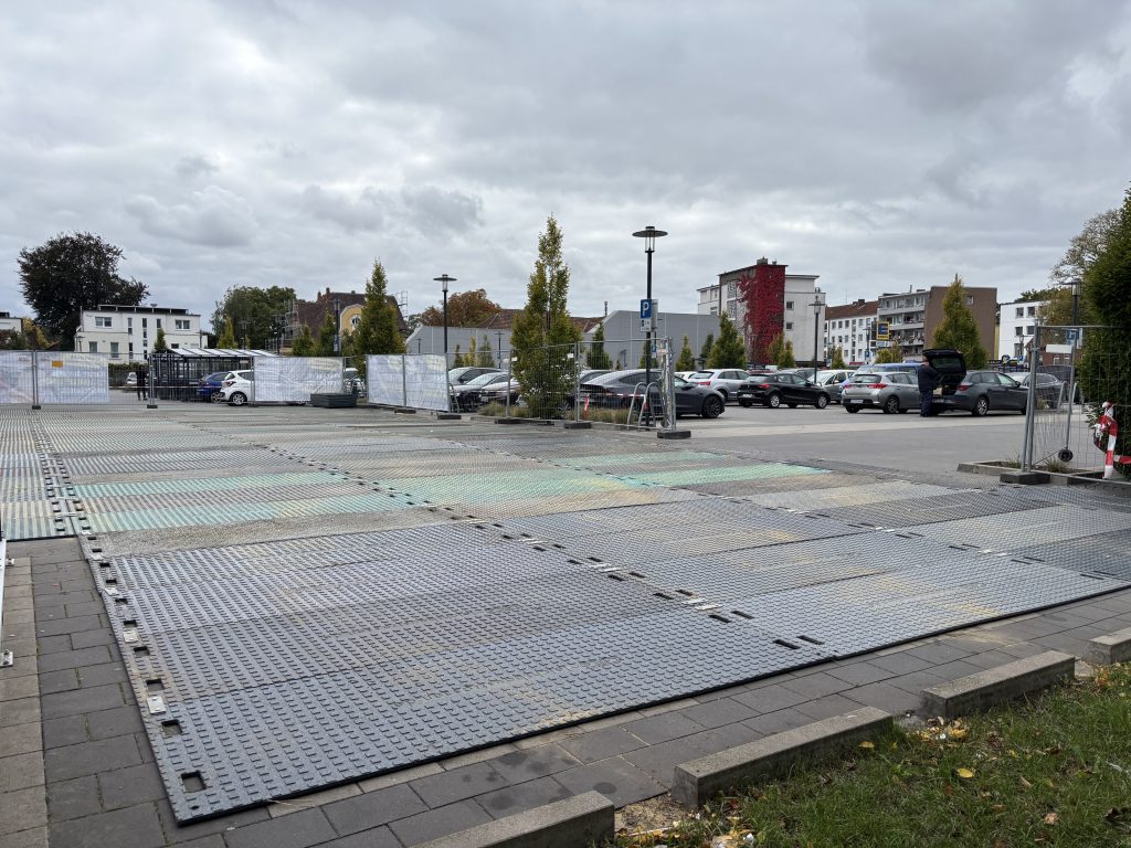Pflasterschutz für Edeka durch Kunststoffplatten