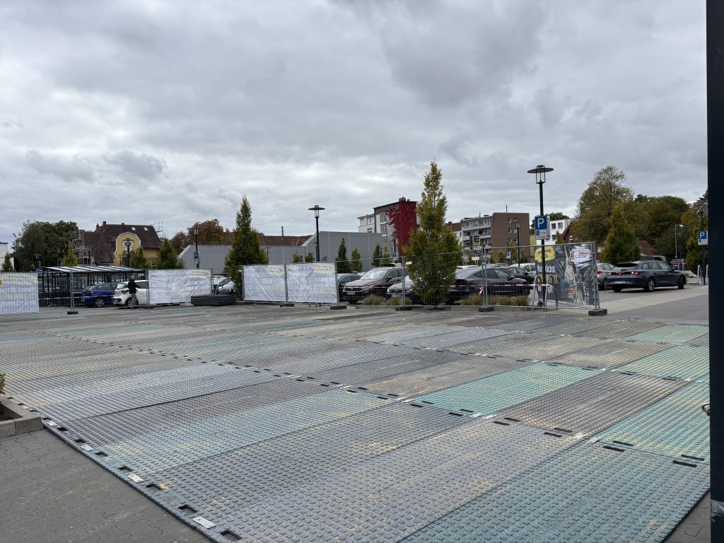 Pflasterschutz für Edeka durch Kunststoffplatten