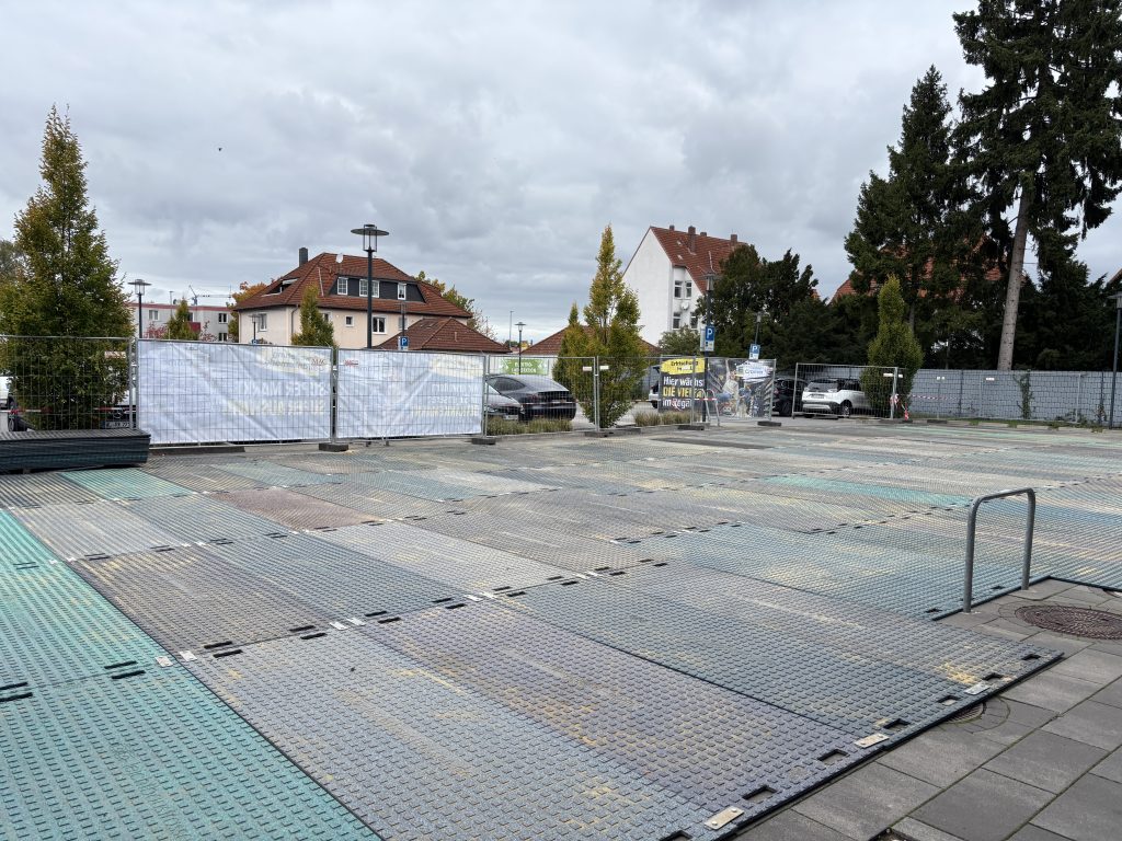 Pflasterschutz für Edeka durch Kunststoffplatten