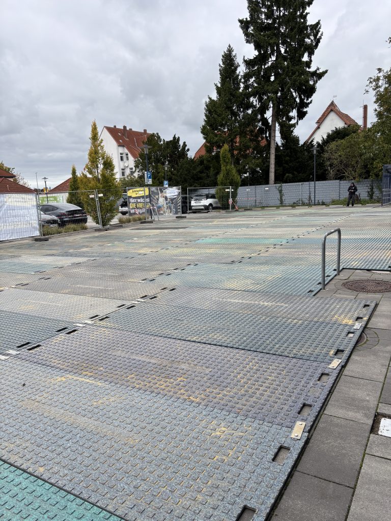 Pflasterschutz für Edeka durch Kunststoffplatten