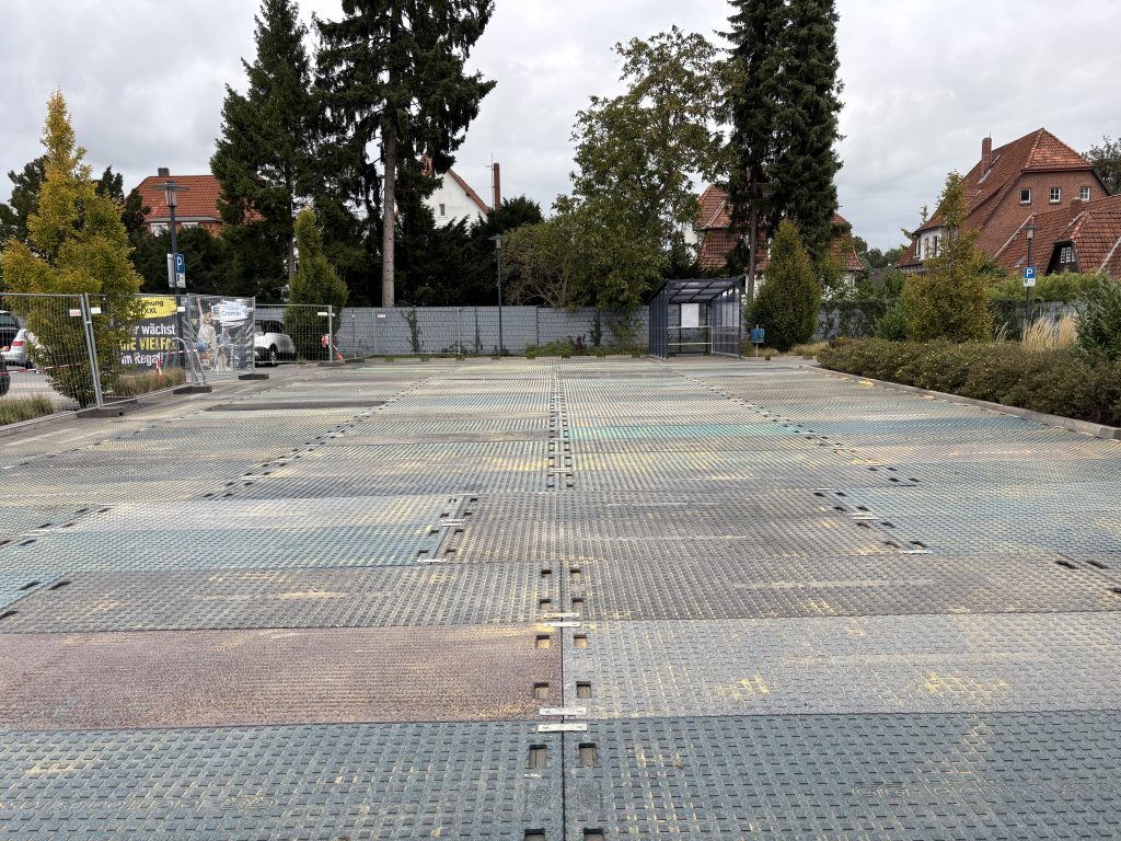 Pflasterschutz für Edeka durch Kunststoffplatten