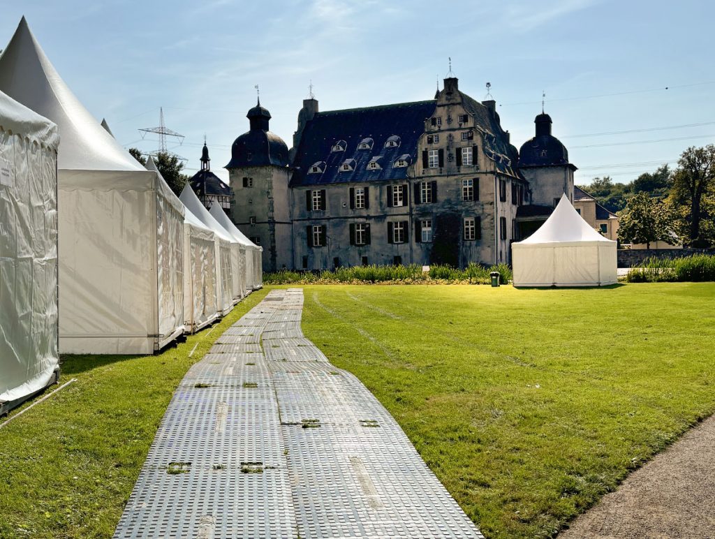 Temporärer Gehweg aus Kunststoff-Fahrplatten am Schloss Bodelschwingh in Dortmund
