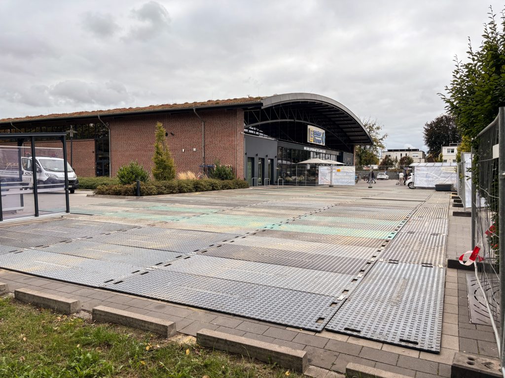 Pflasterschutz durch Kunststoffplatten Edeka Langenhagen Hannover
