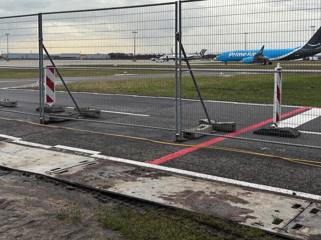 Spurverbreiterung Landebahn durch Kunststoffplatten aus Bocholt am Flughafen Hannover